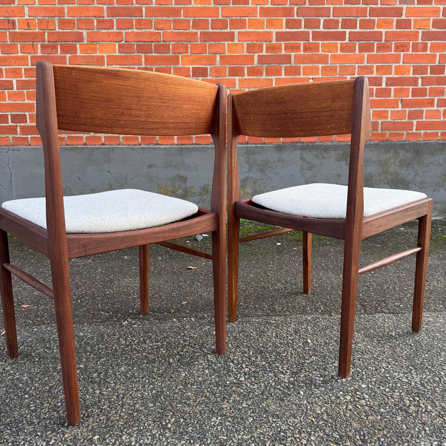 Paret matstolar av Eric Buch