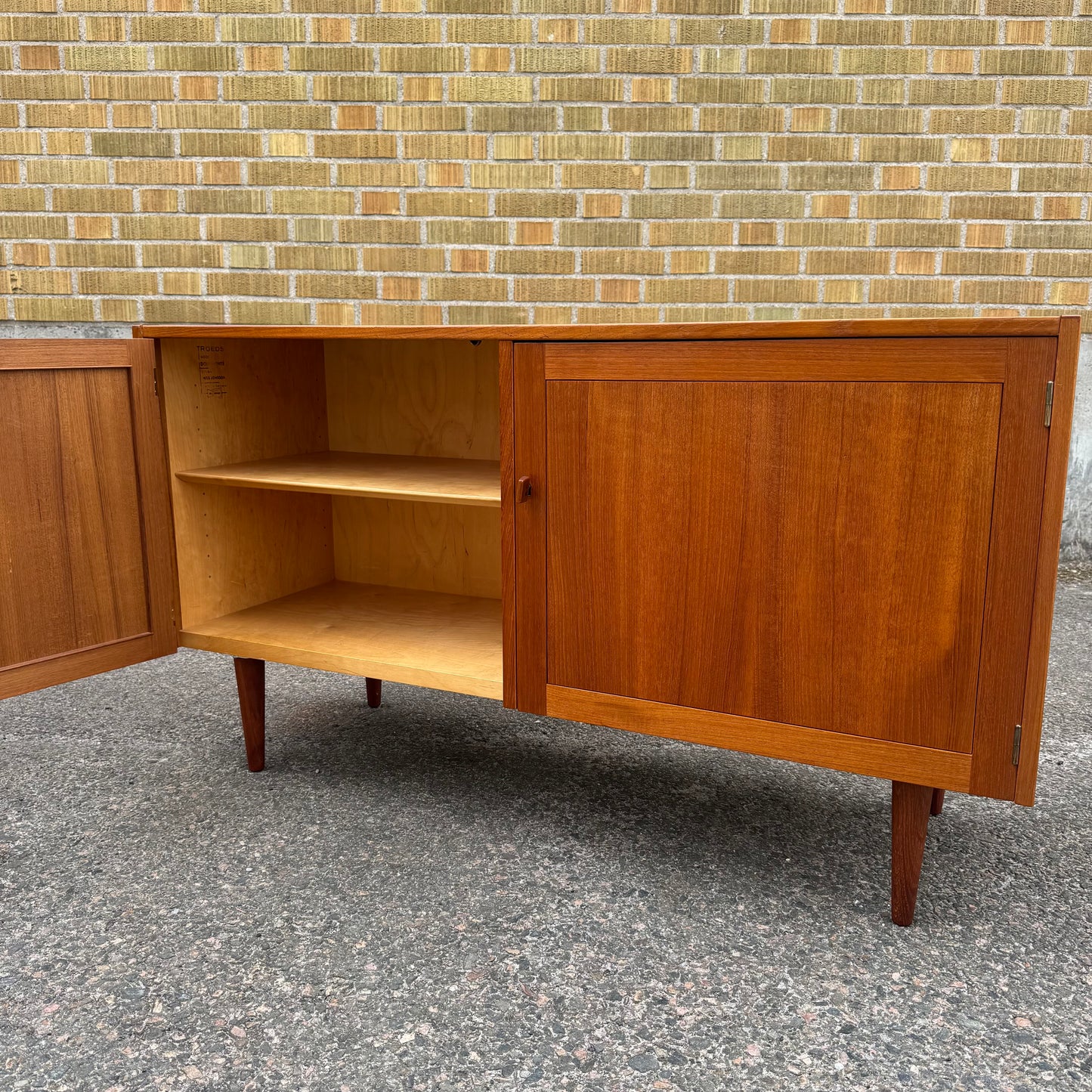 Sideboard i serien ”domi monte” av Nils Jonsson för Hugo Troeds, Bjärnum