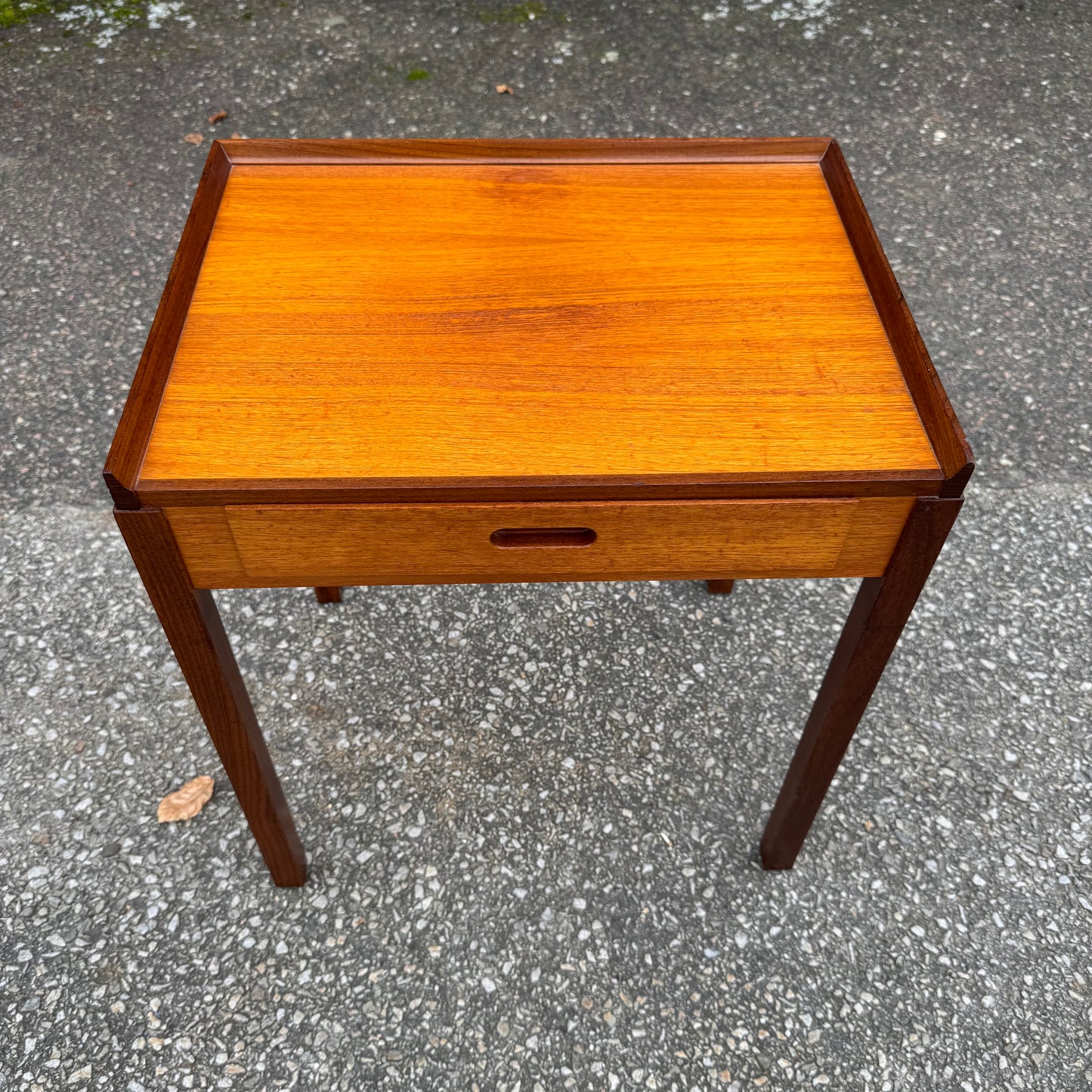 Sängbord i teak