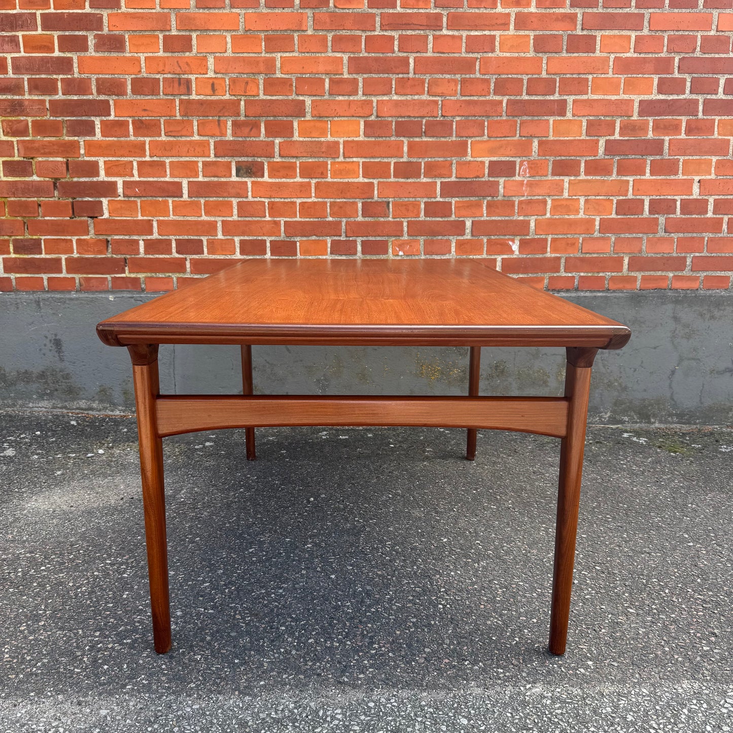 Matbord av Johannes Andersen för Uldum Møbelfabrik