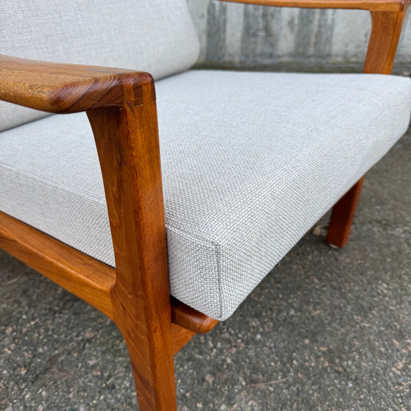 Teak fåtölj omklädd med tyg från Eilersen