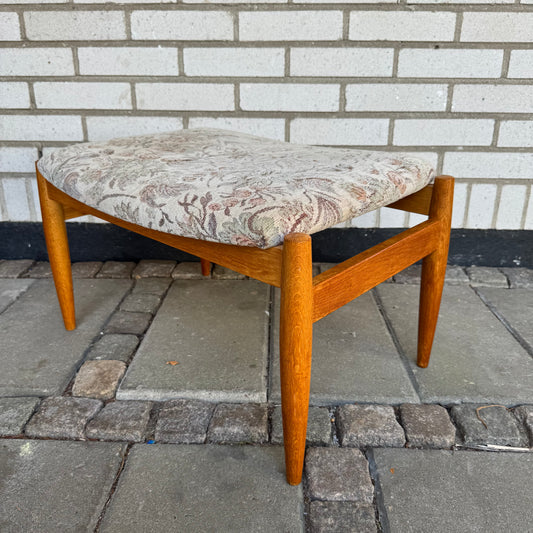 Pall i ek av Erik Wørtz for IKEA