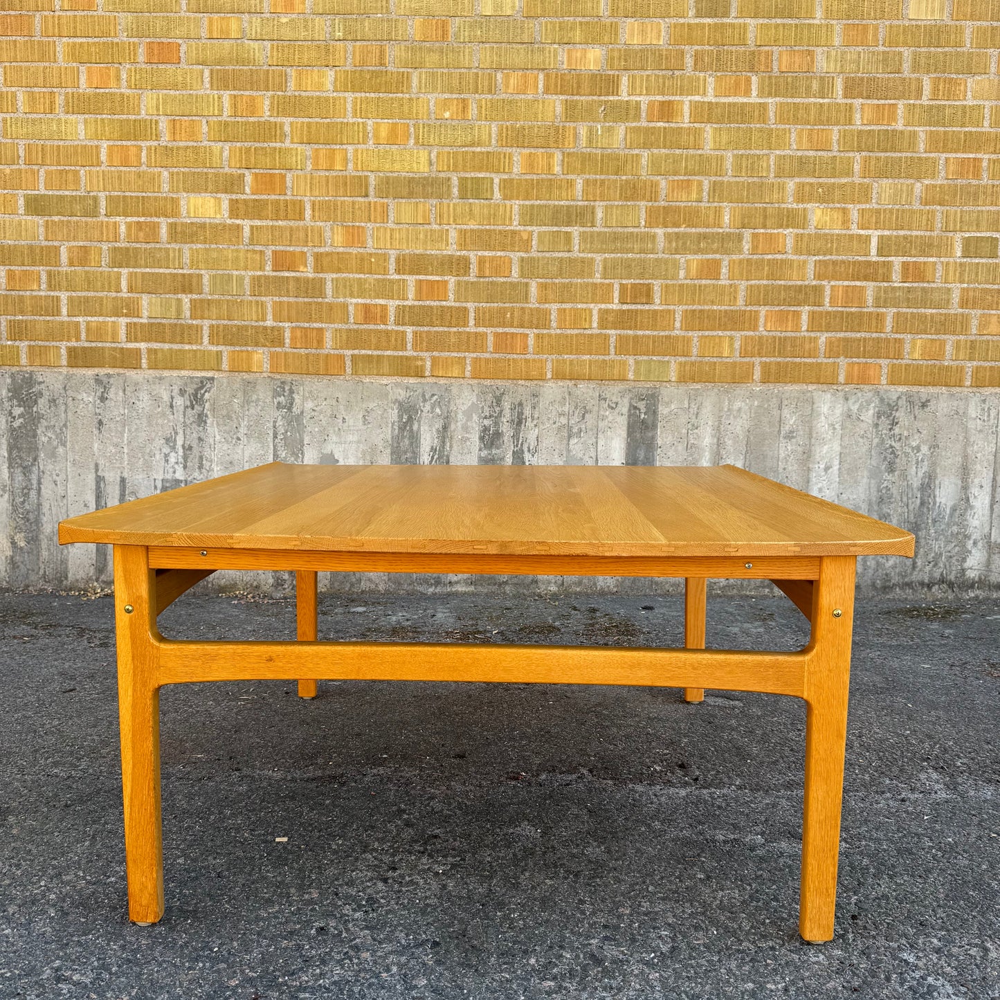 Soffbord i ek av Tove & Edvard Kind-Larsen för Säffle Möbelfabrik