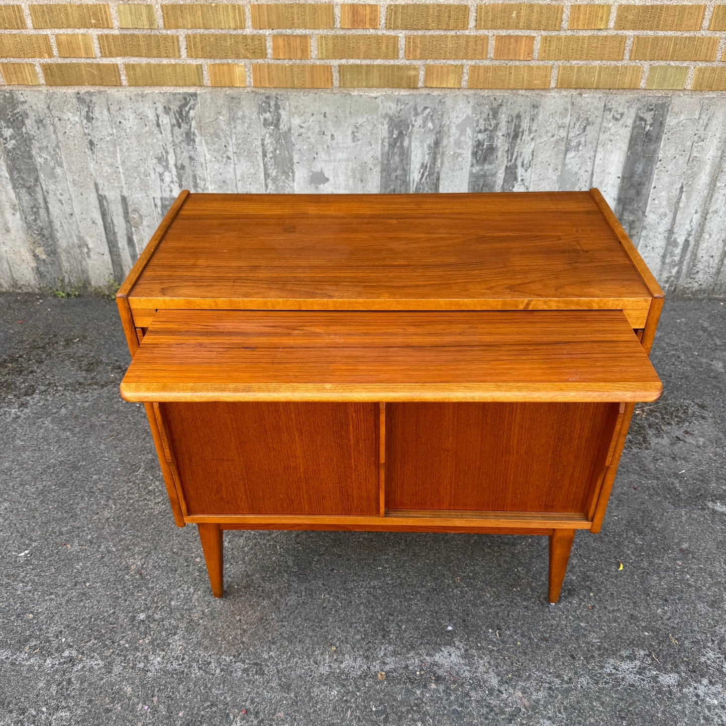 Nätt sideboard i valnöt
