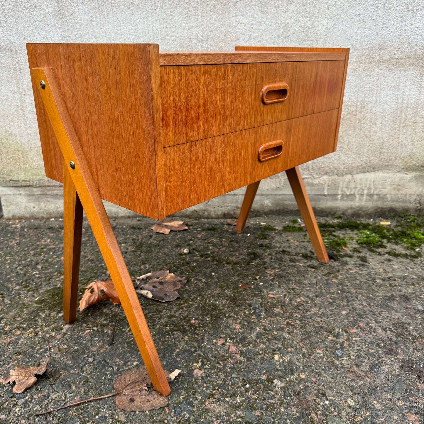 Byrå med två lådor