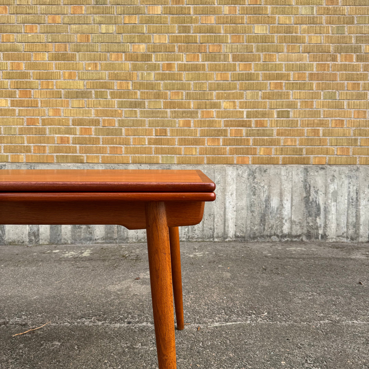 Modell AT-312 av Hans J. Wegner för Andreas Tuck
