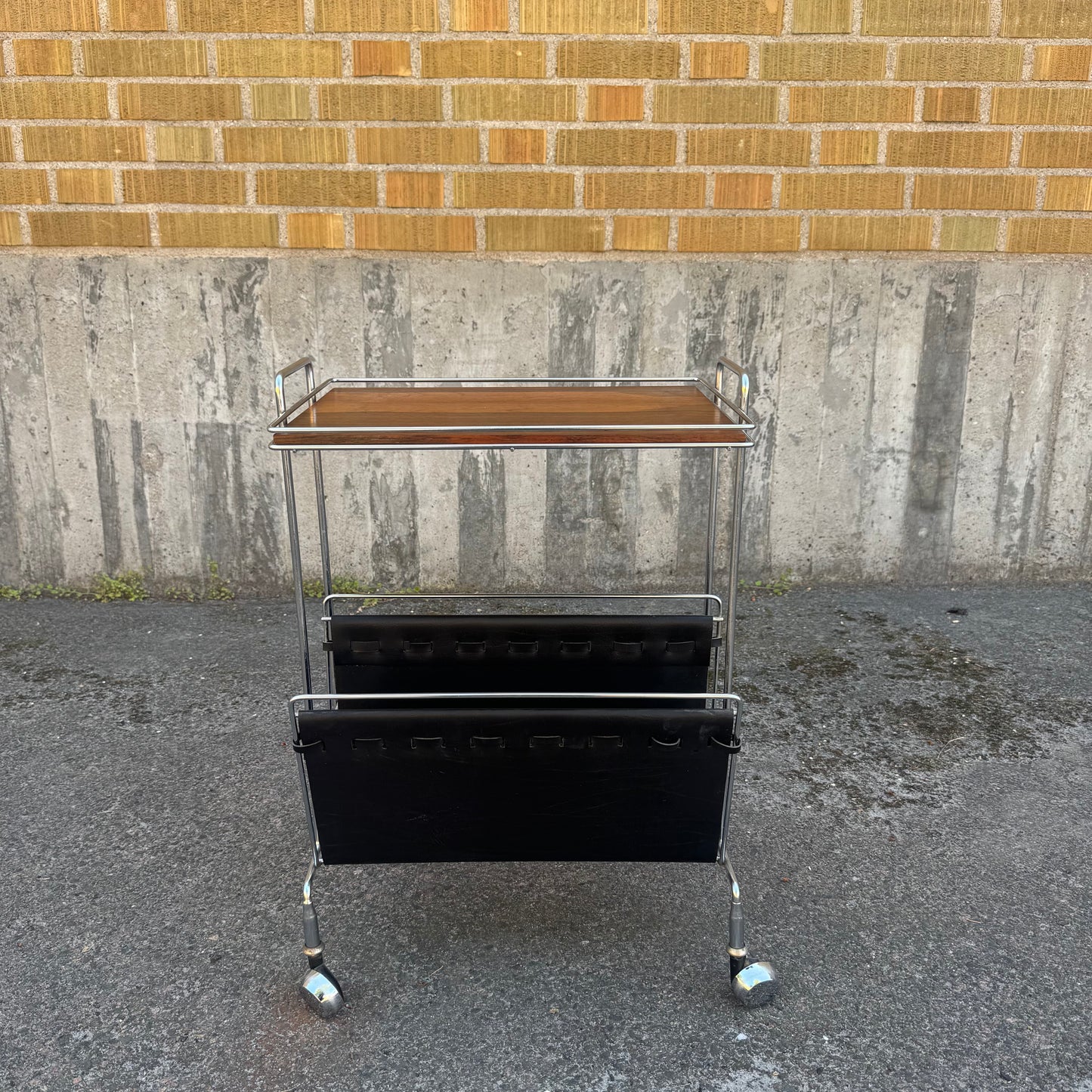 Rullbord/tidningsbord med plats för flaskor