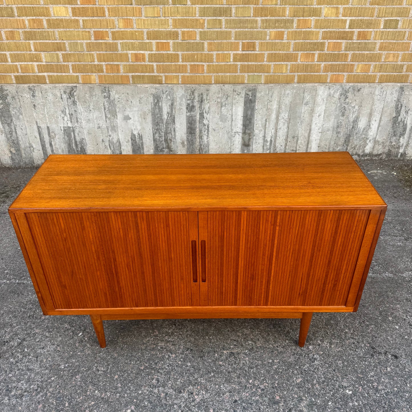 Sidebord i teak med julasidörrar