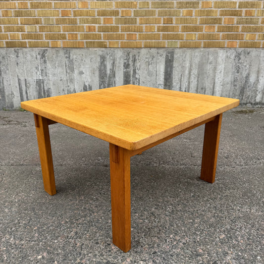 Massivt bord i ek från Ak møbler Odense