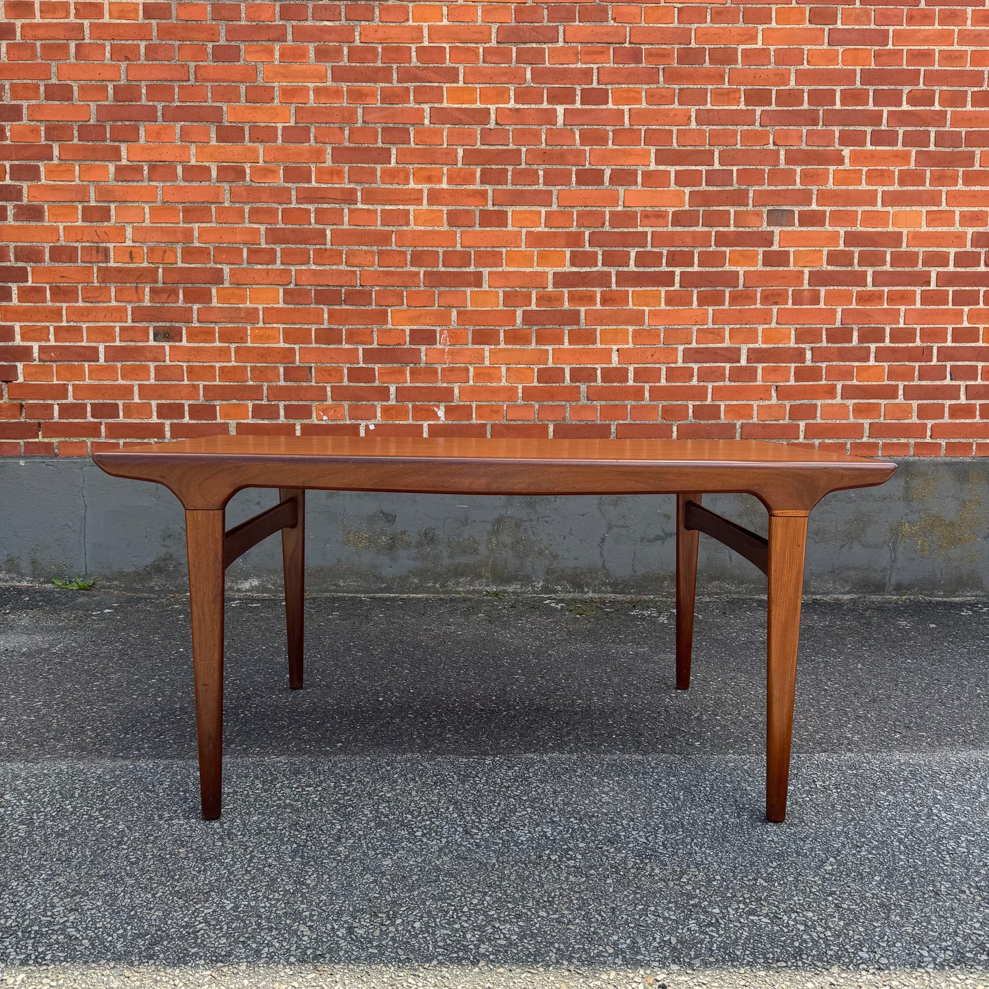 Matbord av Johannes Andersen för Uldum Møbelfabrik