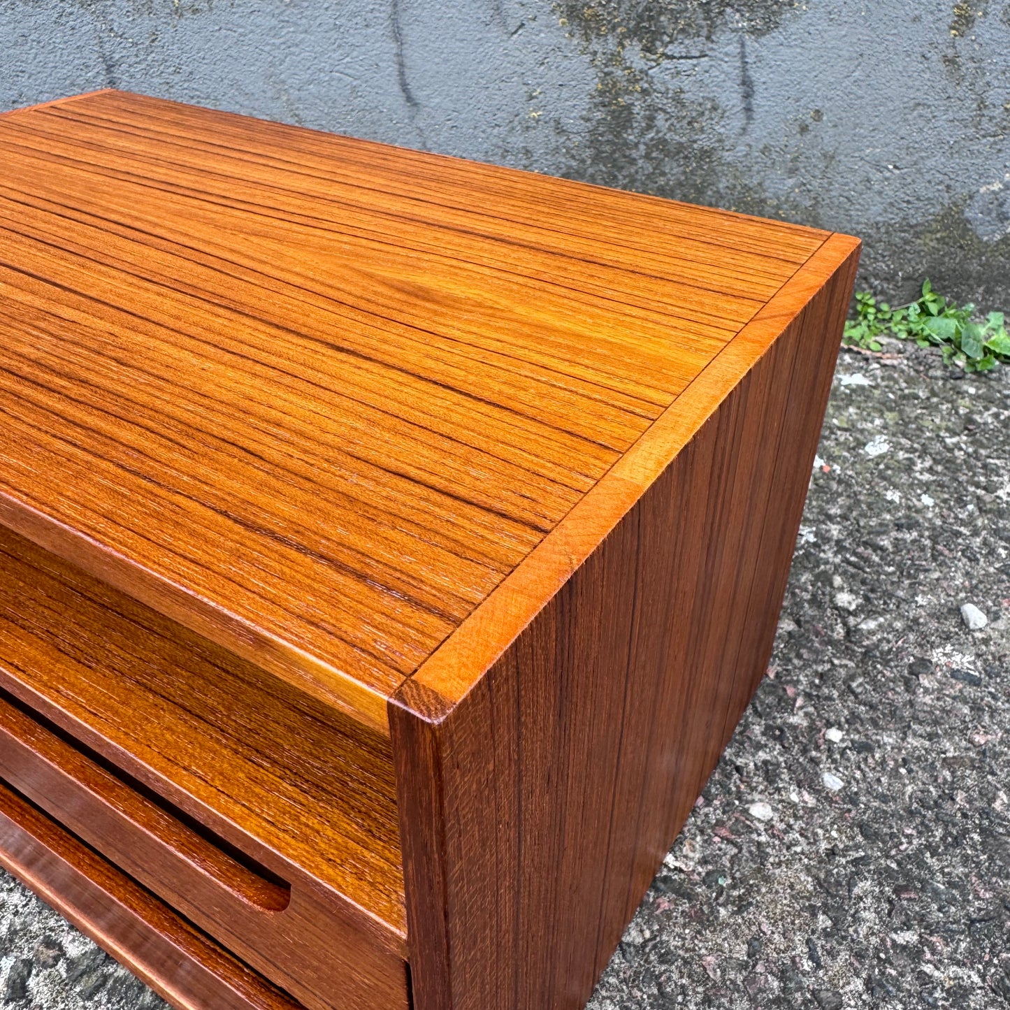 Document tray in teak