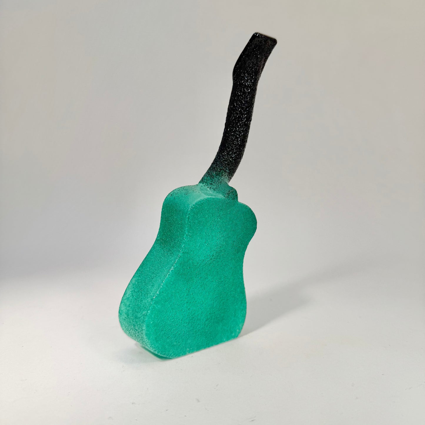 Konstglass ”the band guitar” av Kjell Engman för Kosta Boda