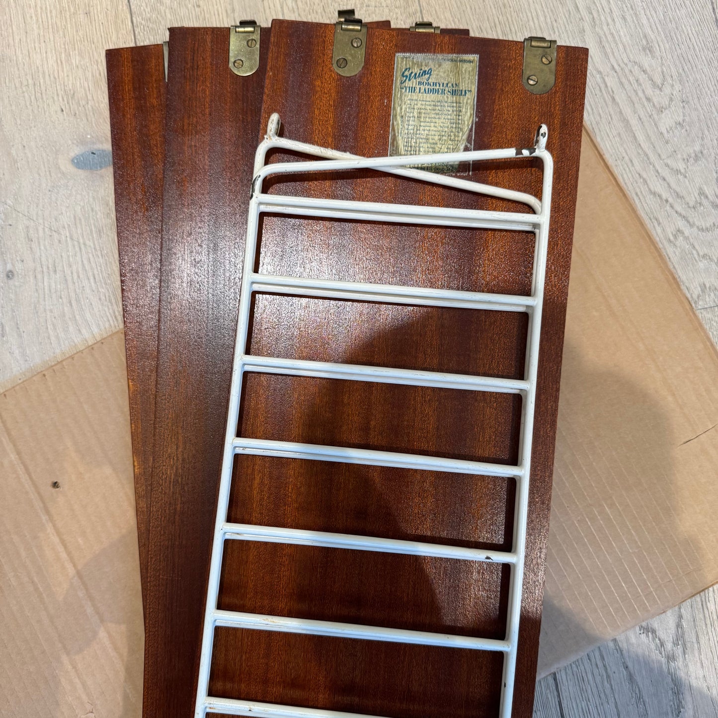 Orginal Stringhylla med vita gavlar