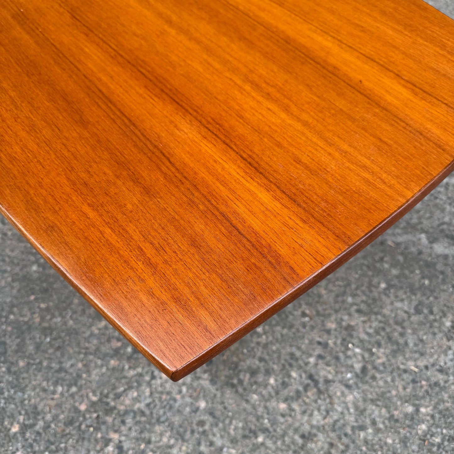 Nätt sidobord i teak