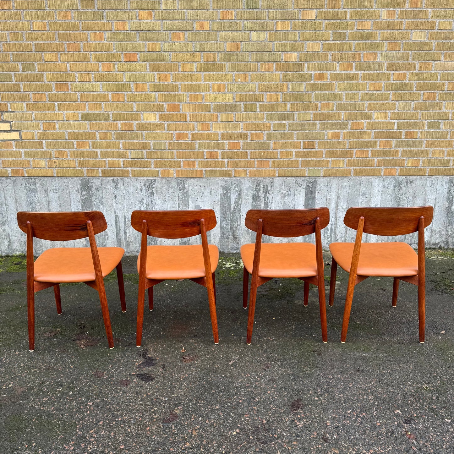 Set med fyra matstolar av Harry Østergaard