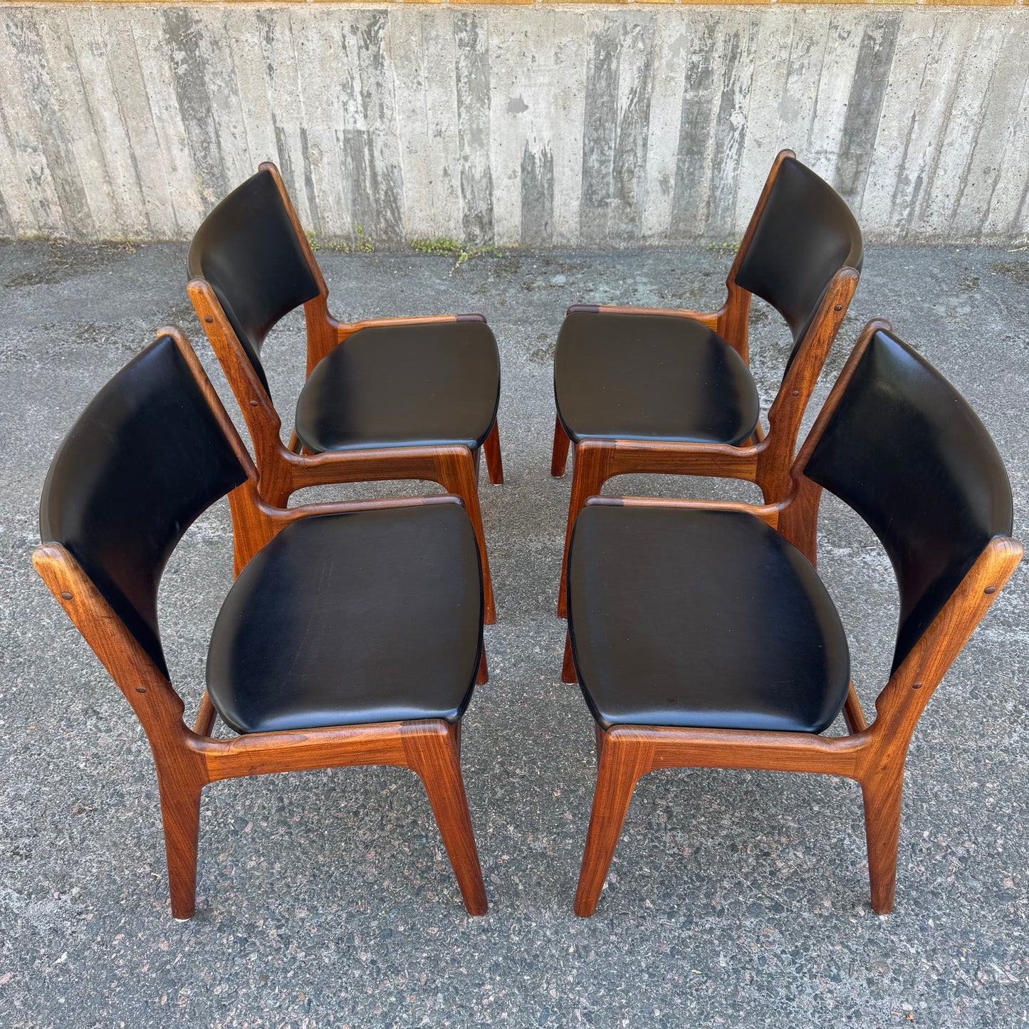 Set med 4st stolar ”Modell 89” av Erik Buch