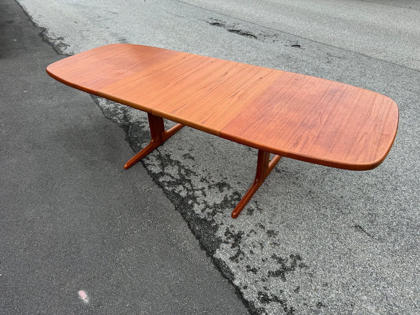 Dining table by Skovby Møbelfabrik