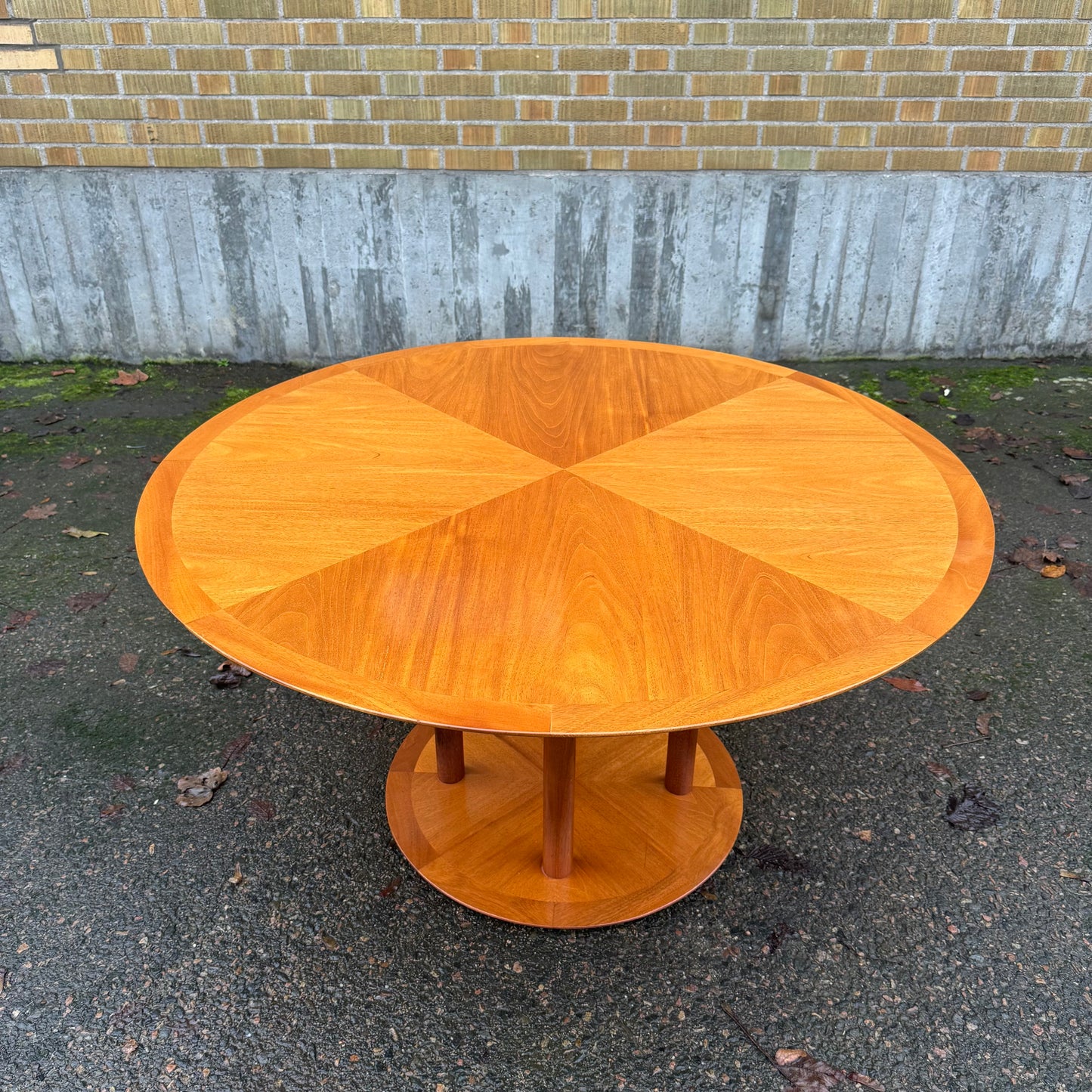 Runt matbord i valnöt