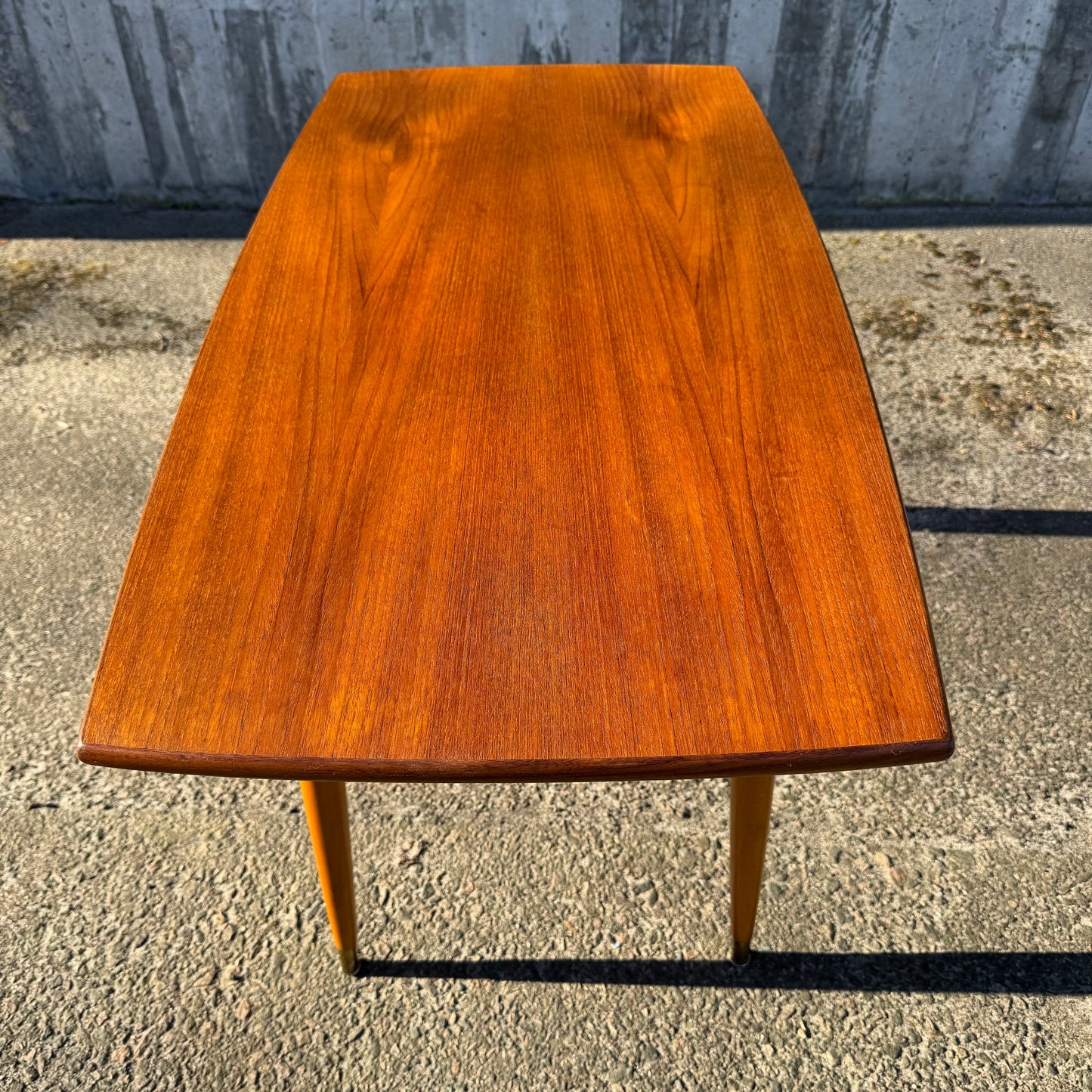 Nätt soffbord i teak och bok