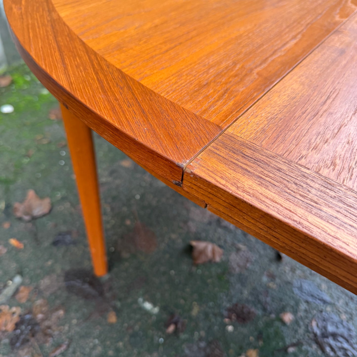 Runt matbord med inläggsskiva