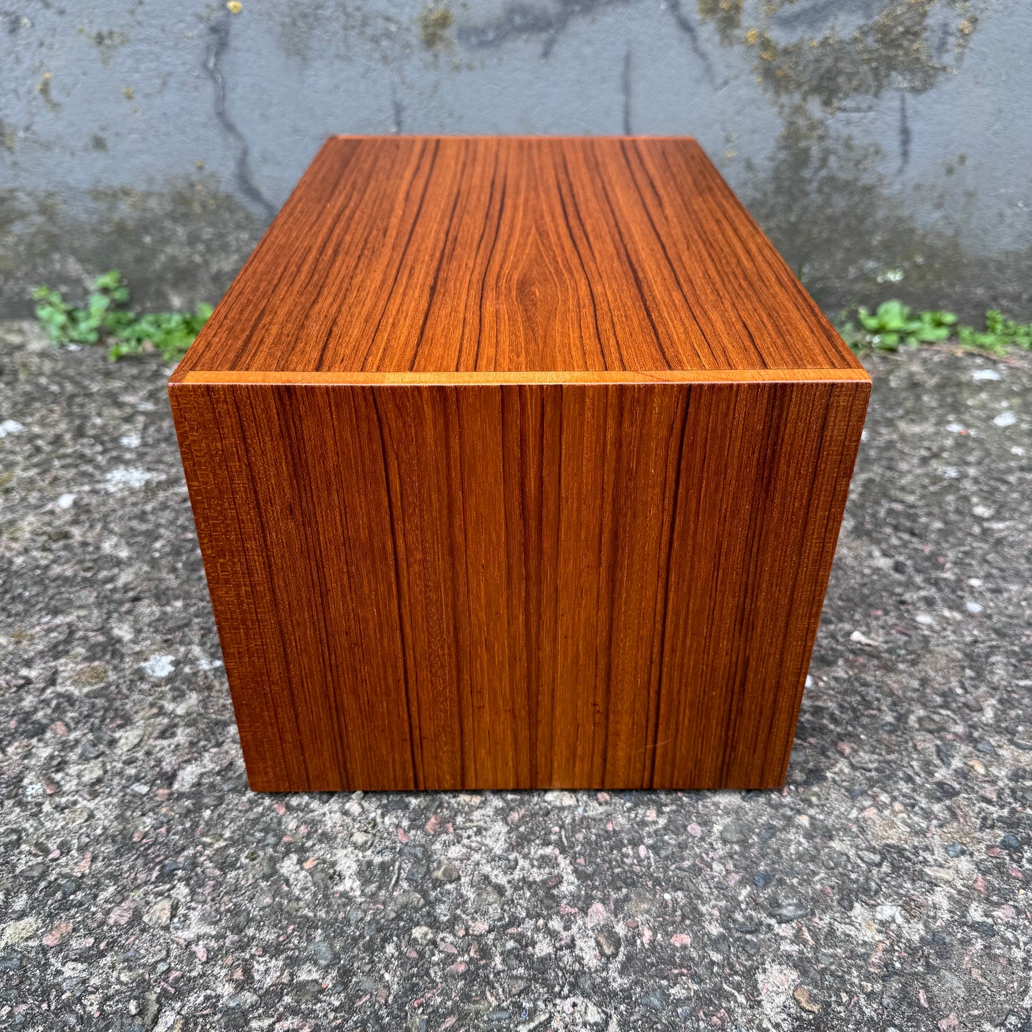 Document tray in teak