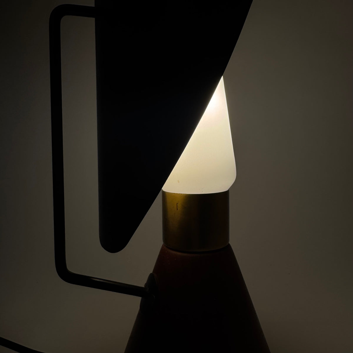 Bordslampa av Svend Aage Holm Sørensen för ASEA