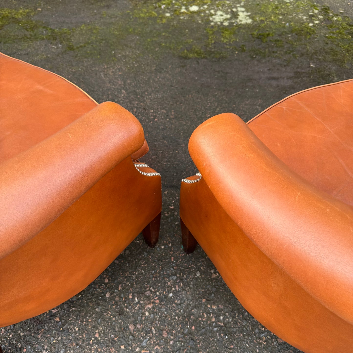 Paret clubfåtöljer i skinn