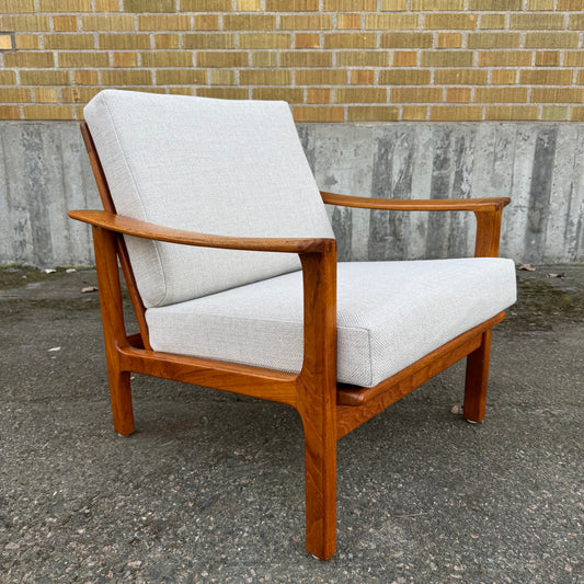 Teak fåtölj omklädd med tyg från Eilersen