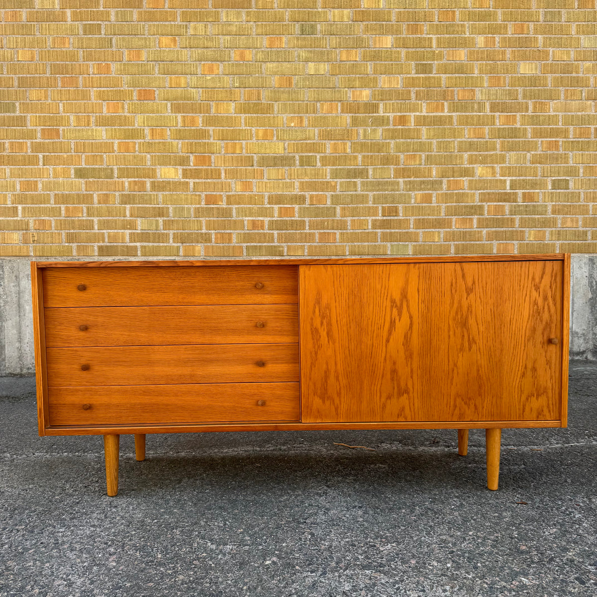 Danskt sideboard i ek