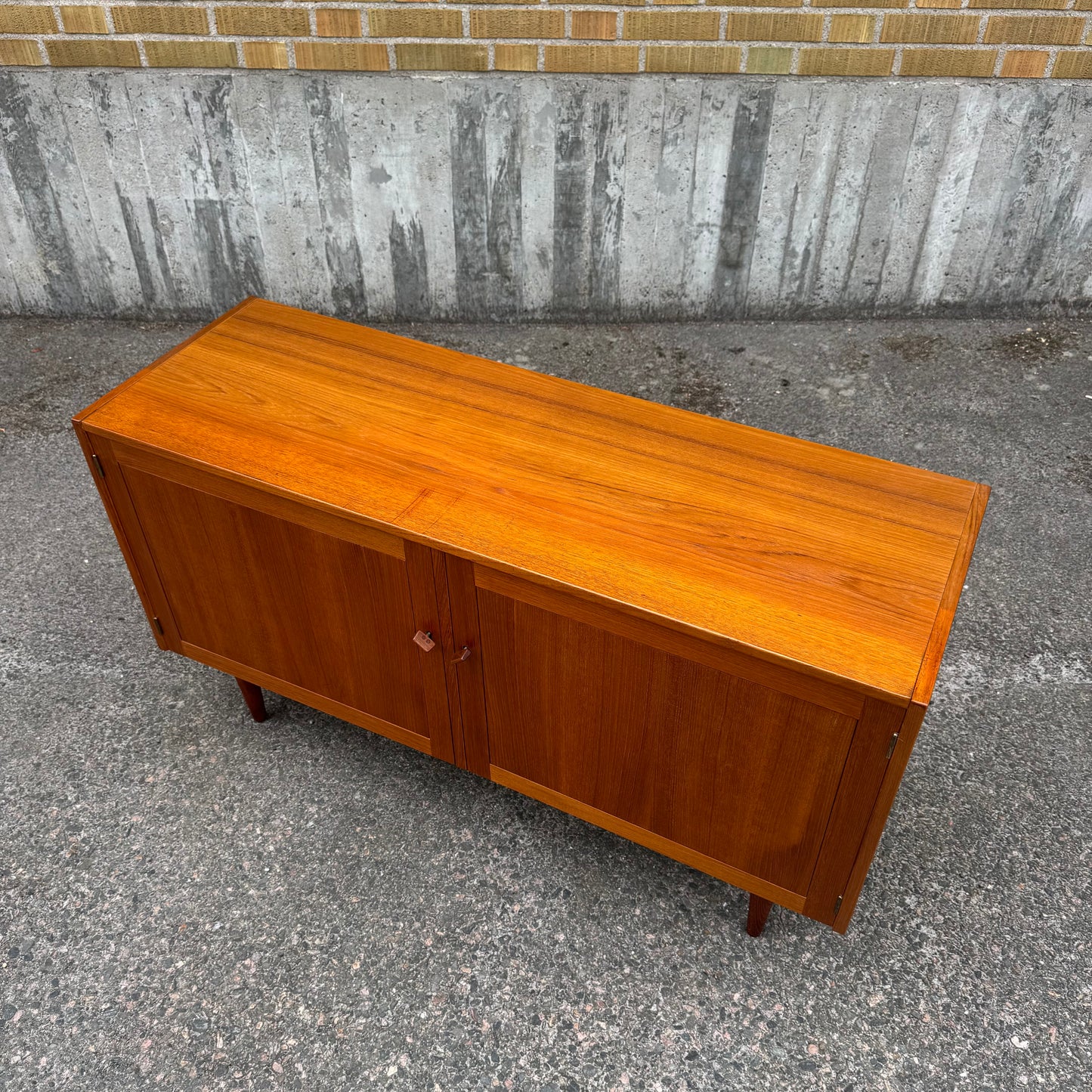 Sideboard i serien ”domi monte” av Nils Jonsson för Hugo Troeds, Bjärnum