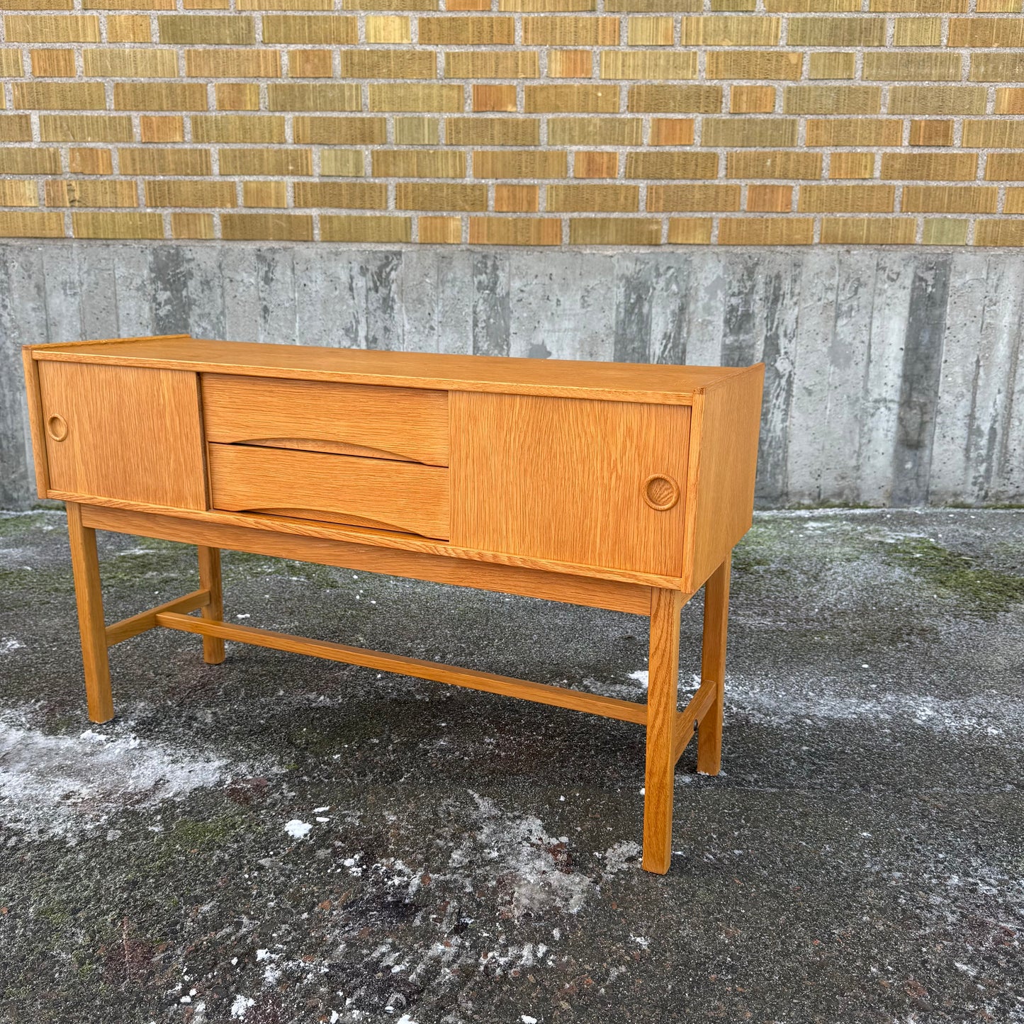 Nätt sideboard i ek