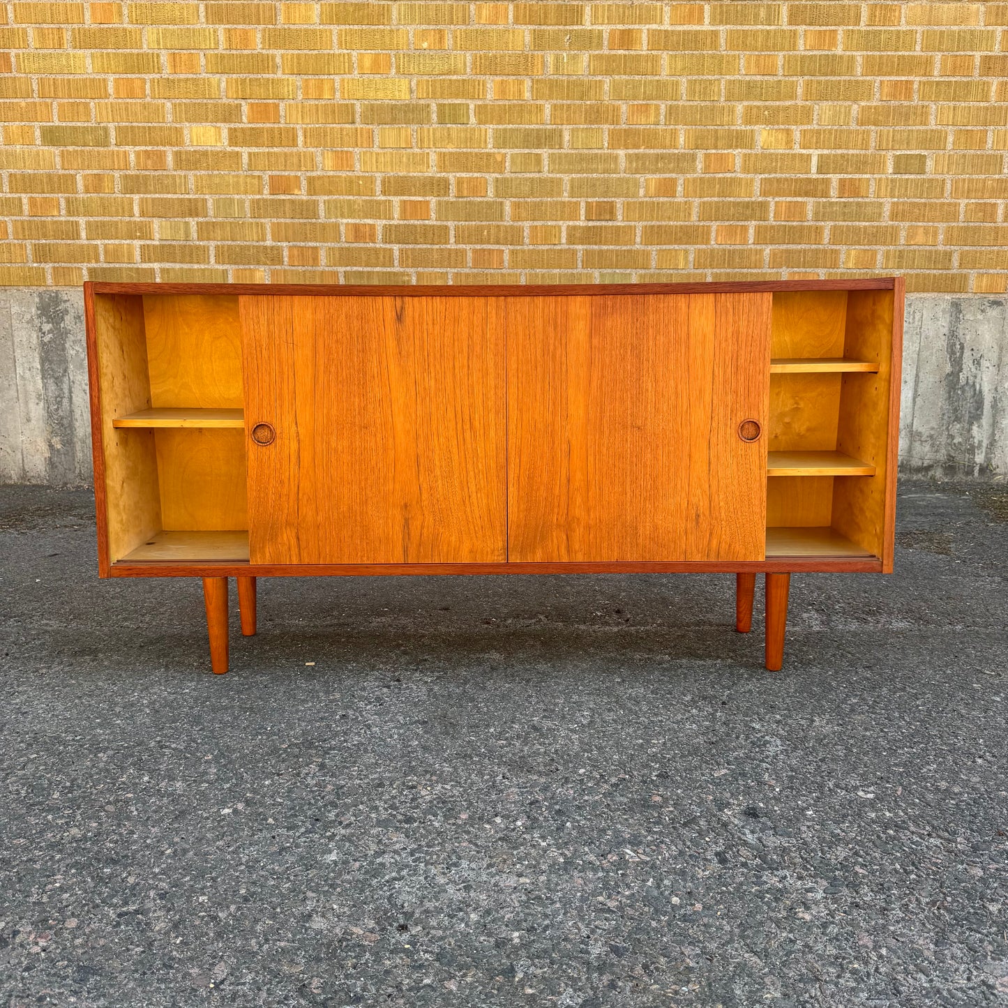 Sideboard med skjutdörrar