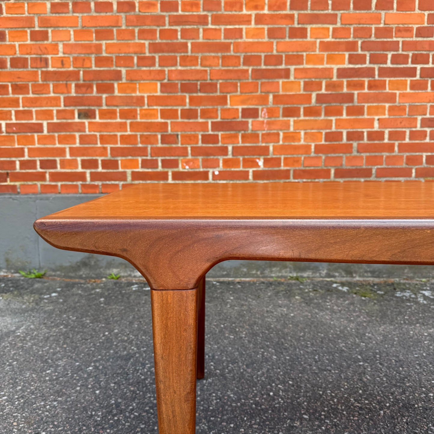 Matbord av Johannes Andersen för Uldum Møbelfabrik