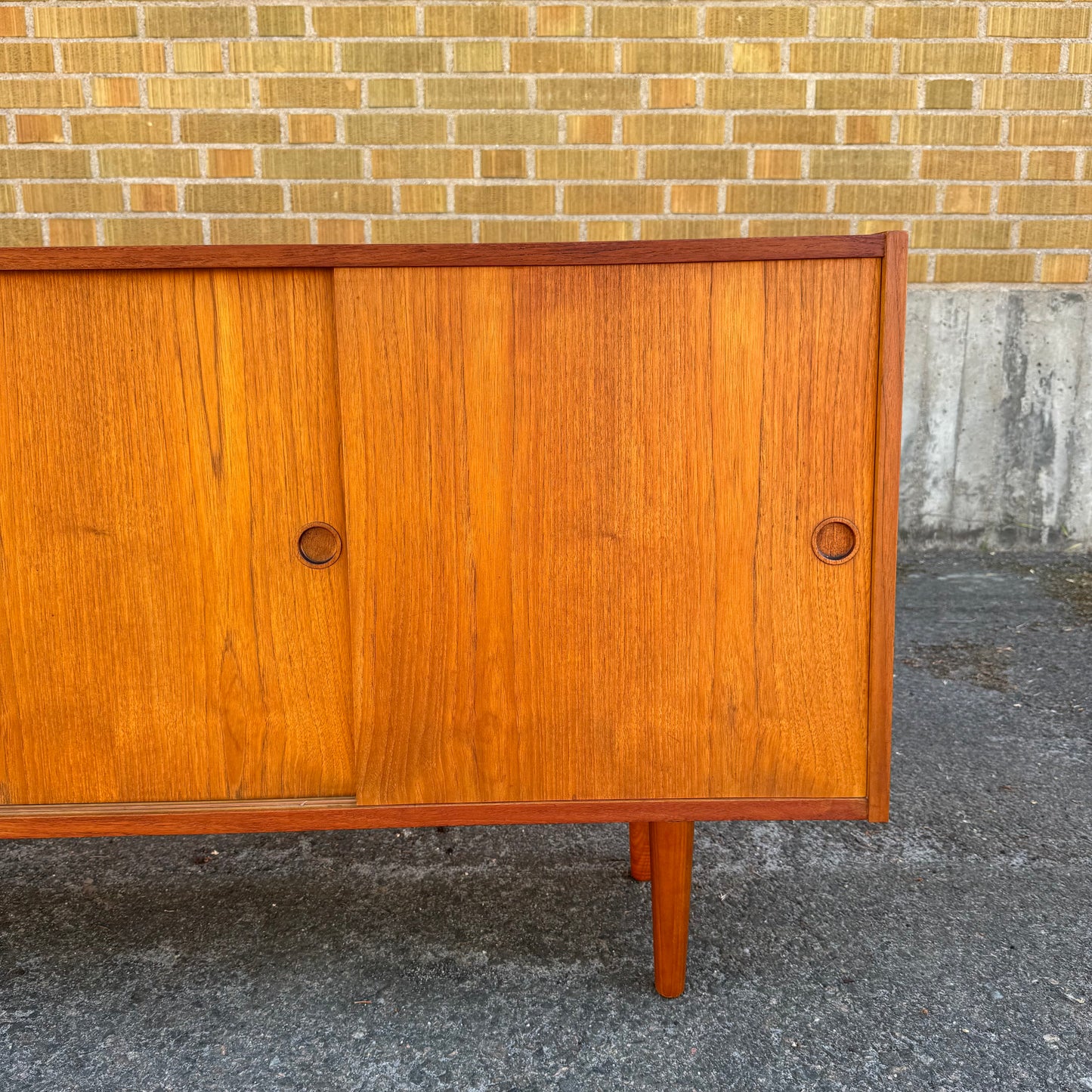 Sideboard med skjutdörrar