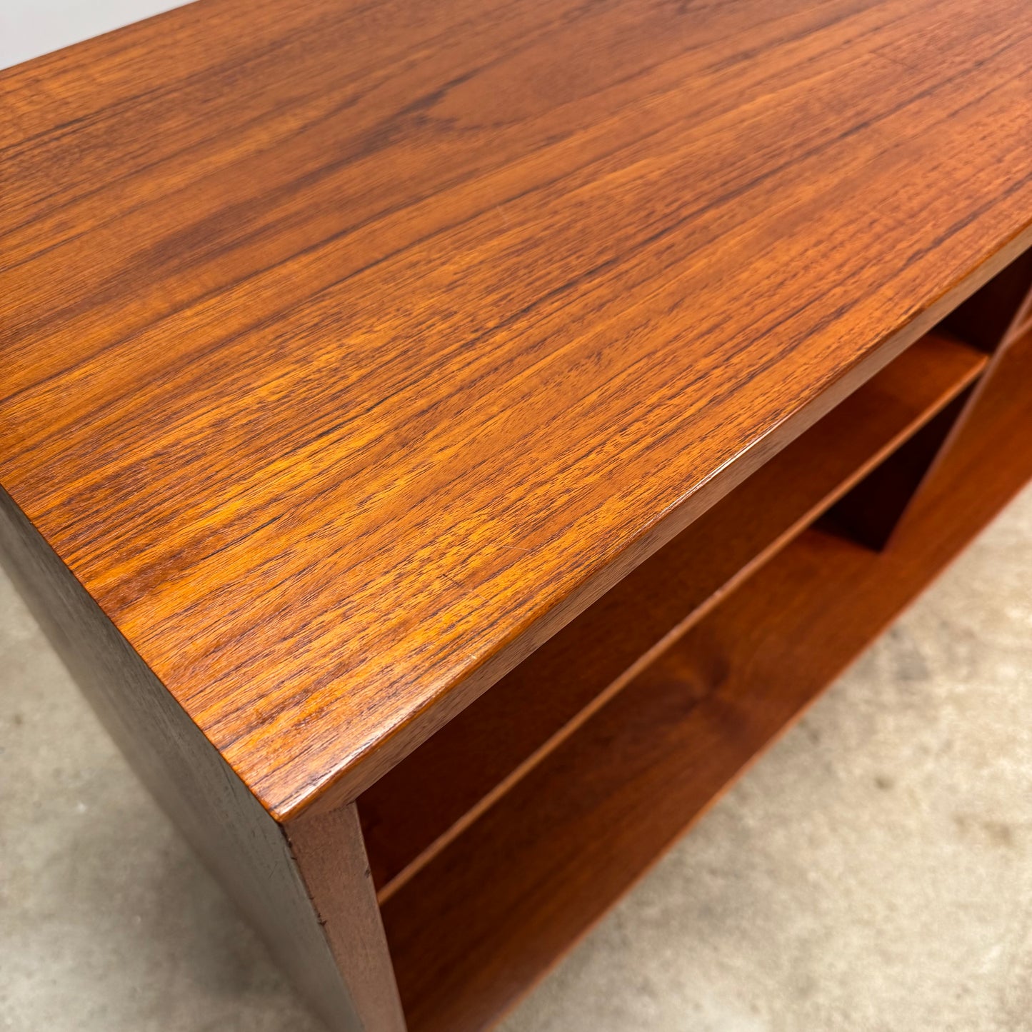 Bokhylla i serien Öresund av Børge Mogensen för Karl Andersson & Söner