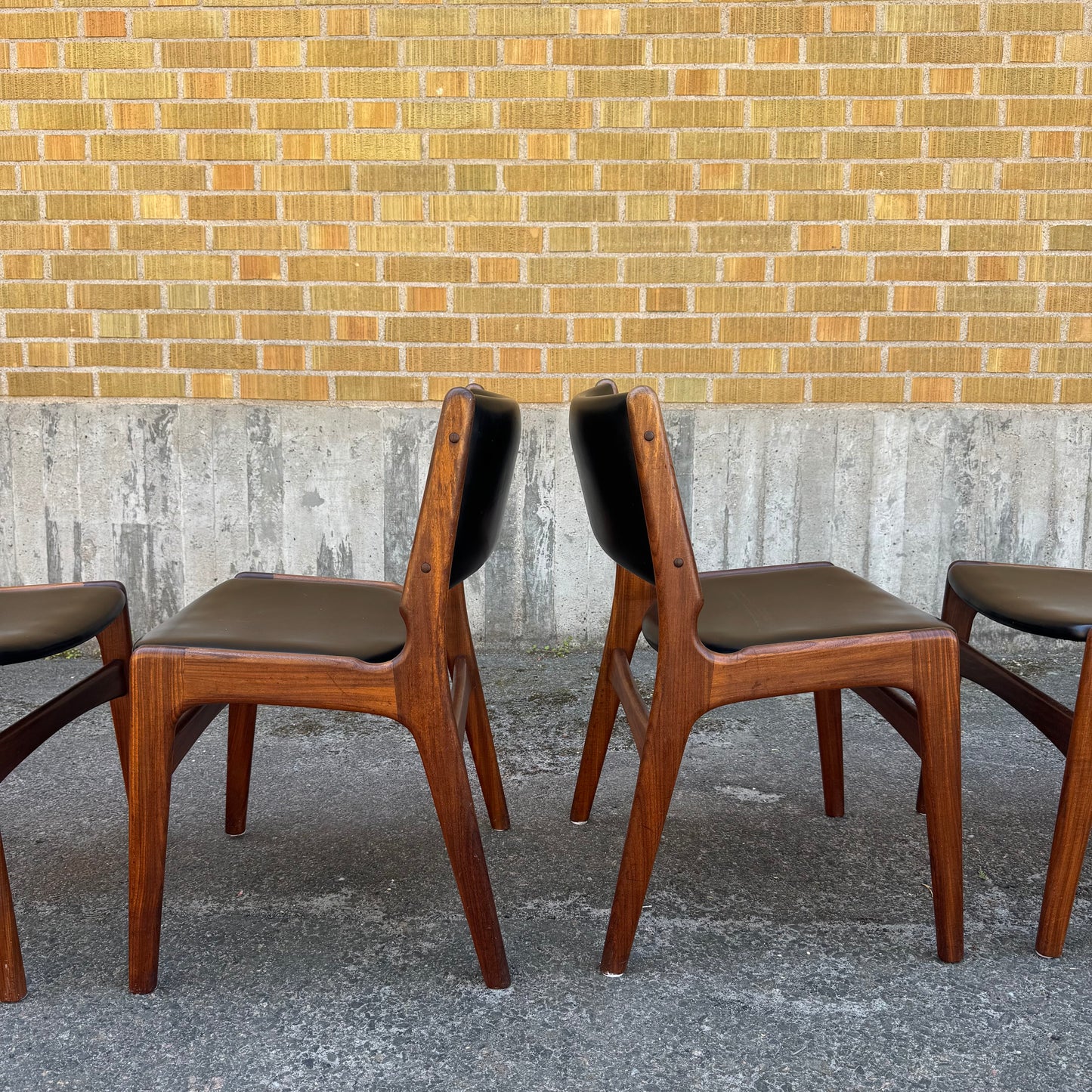 Set med 4st stolar ”Modell 89” av Erik Buch