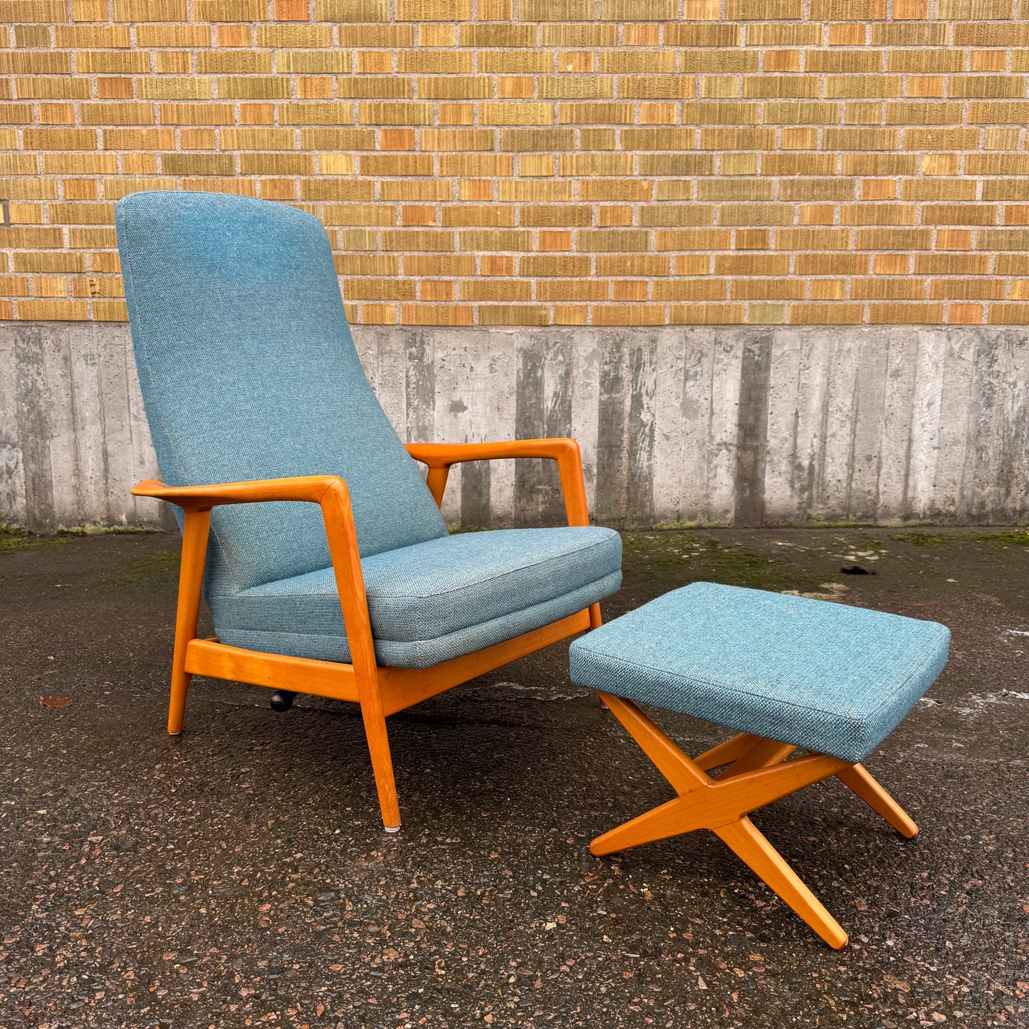 Fåtöljen ”Contour” av Alf Svensson & Folke Olsson för DUX