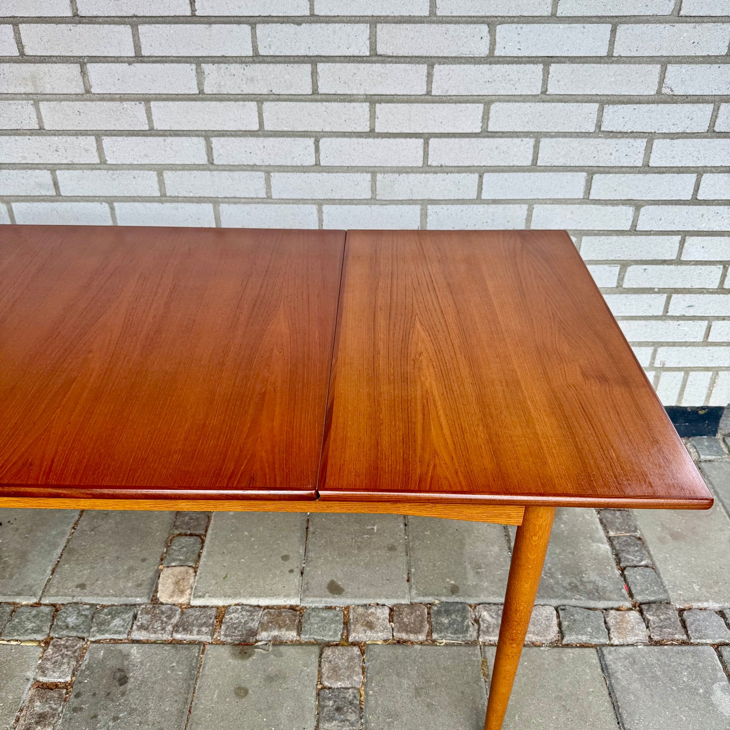 Matbord i ek och teak med dold inläggsskiva