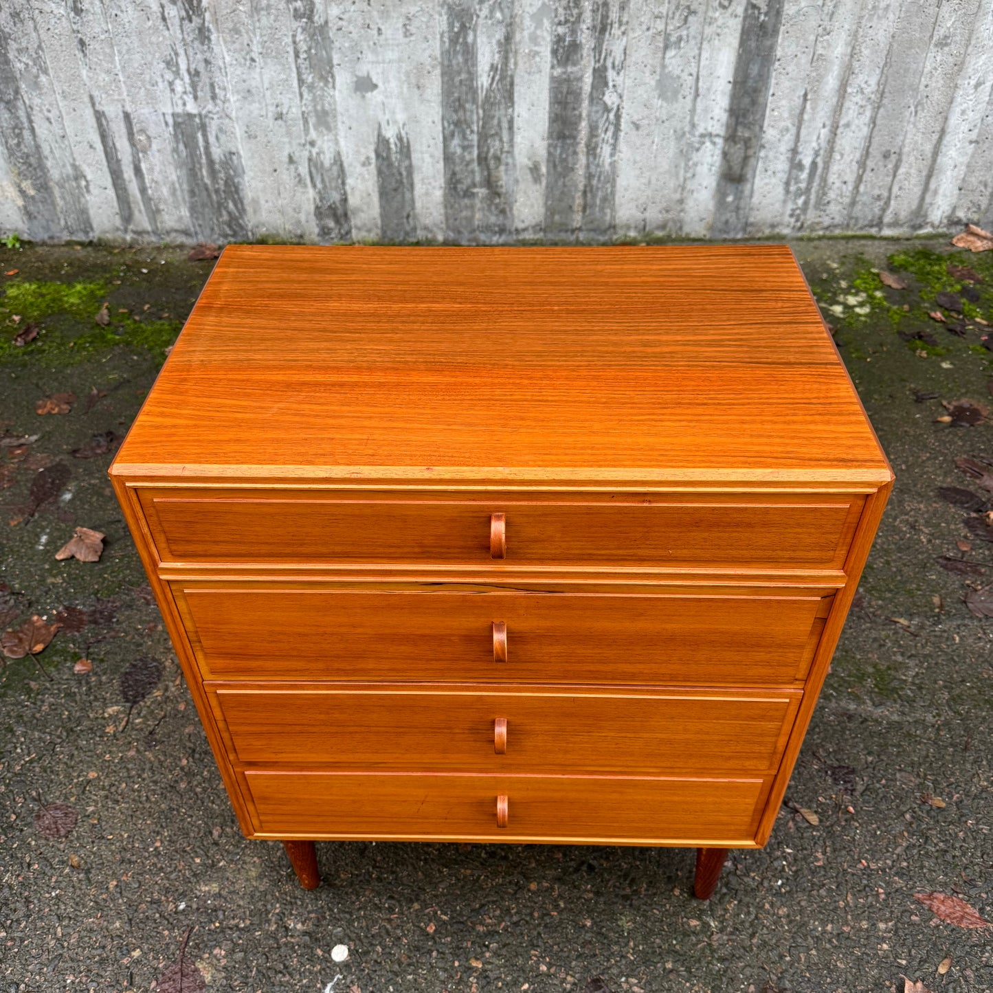 Byrå i valnöt av Bertil Fridhagen för Bodafors