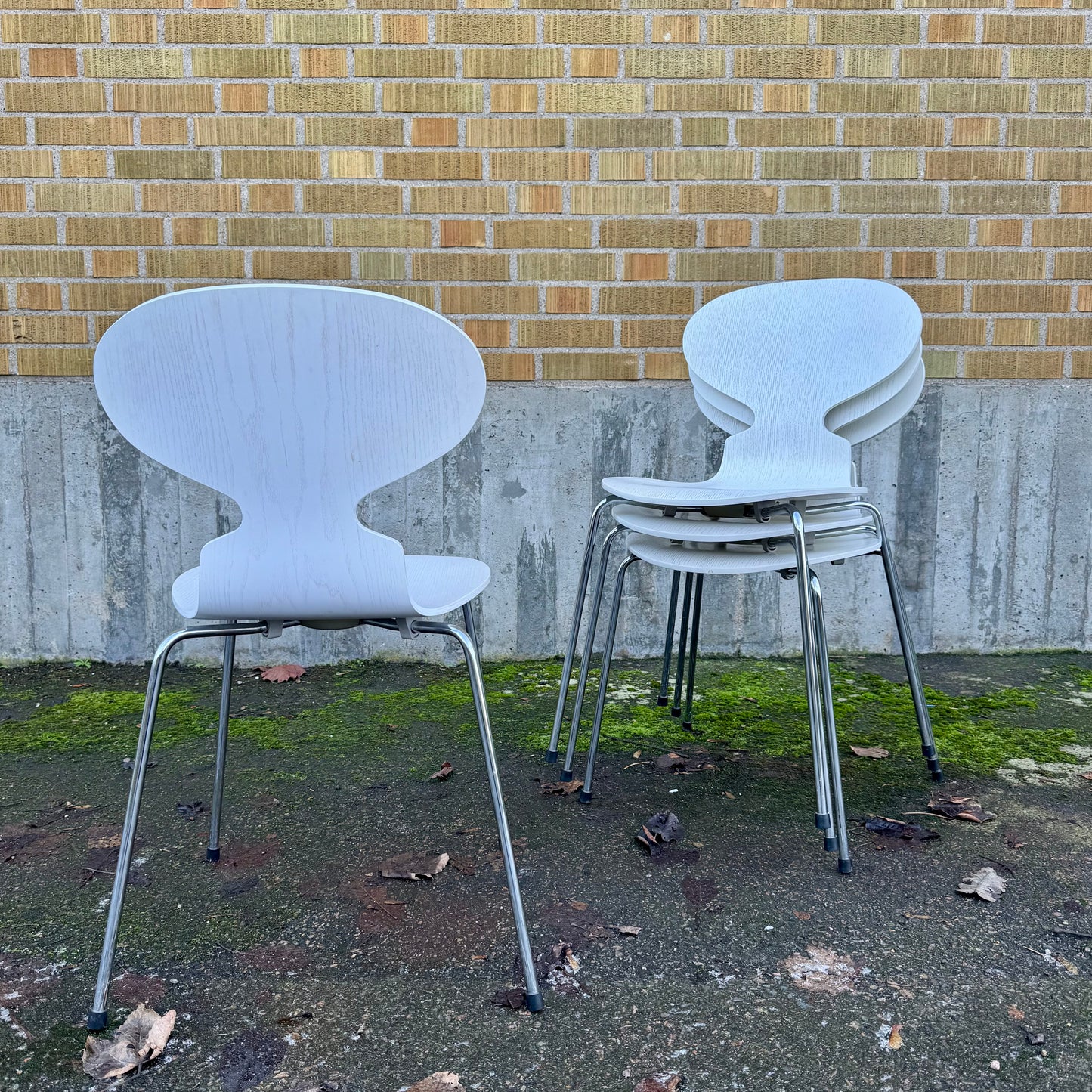 Set med fyra ”myran” stolar av Arne Jacobsen