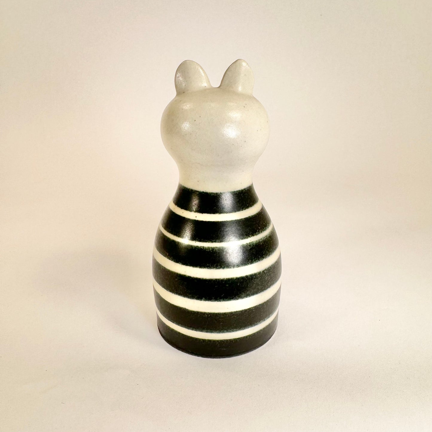 Stoneware cat ”trull” by Lisa Larson