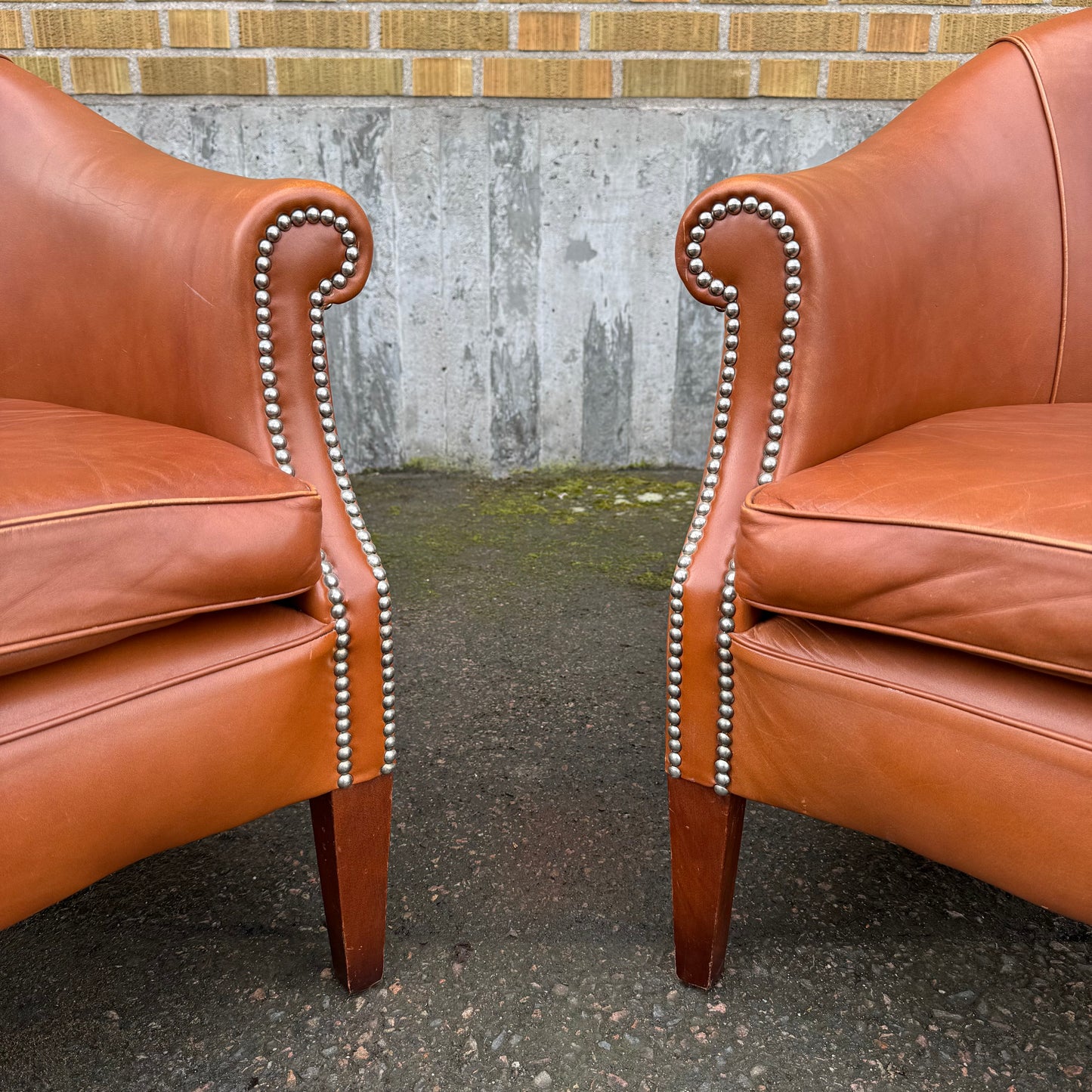 Paret clubfåtöljer i skinn