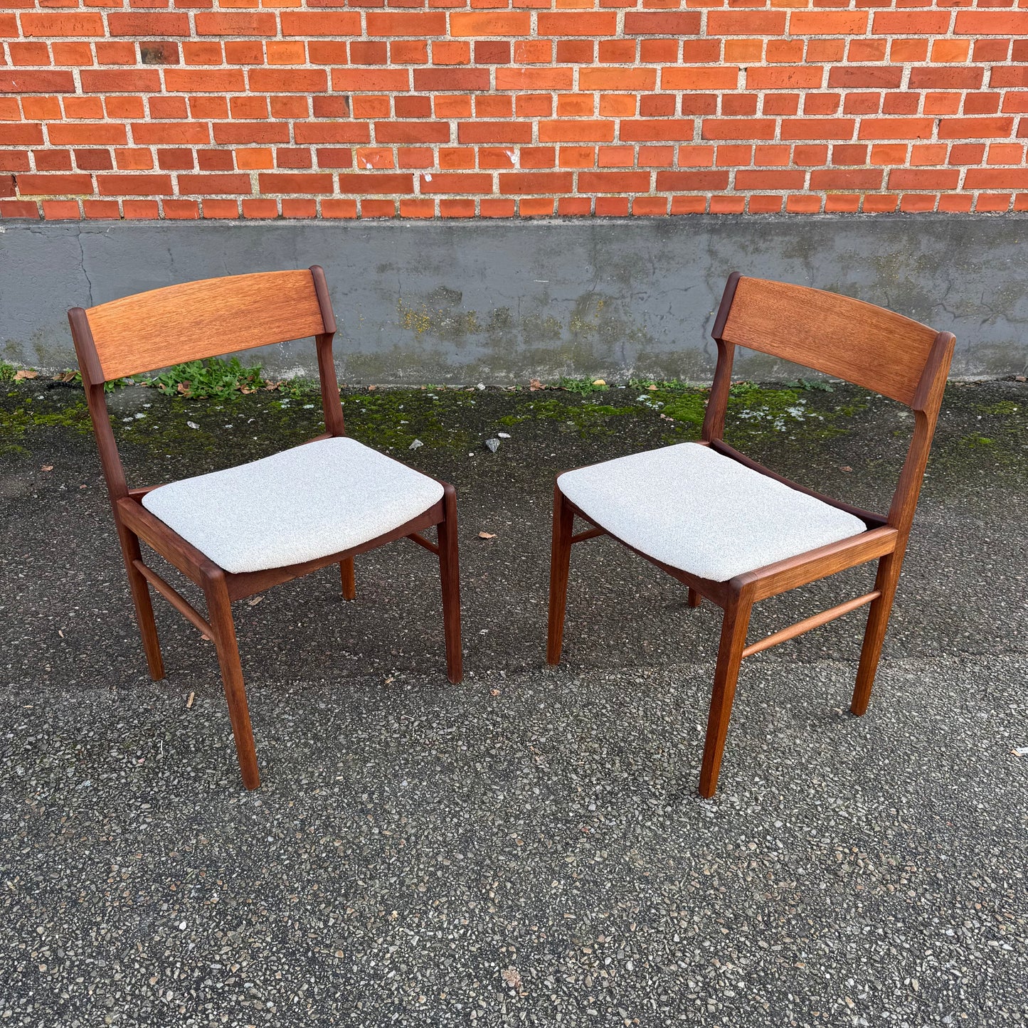 Paret matstolar av Eric Buch