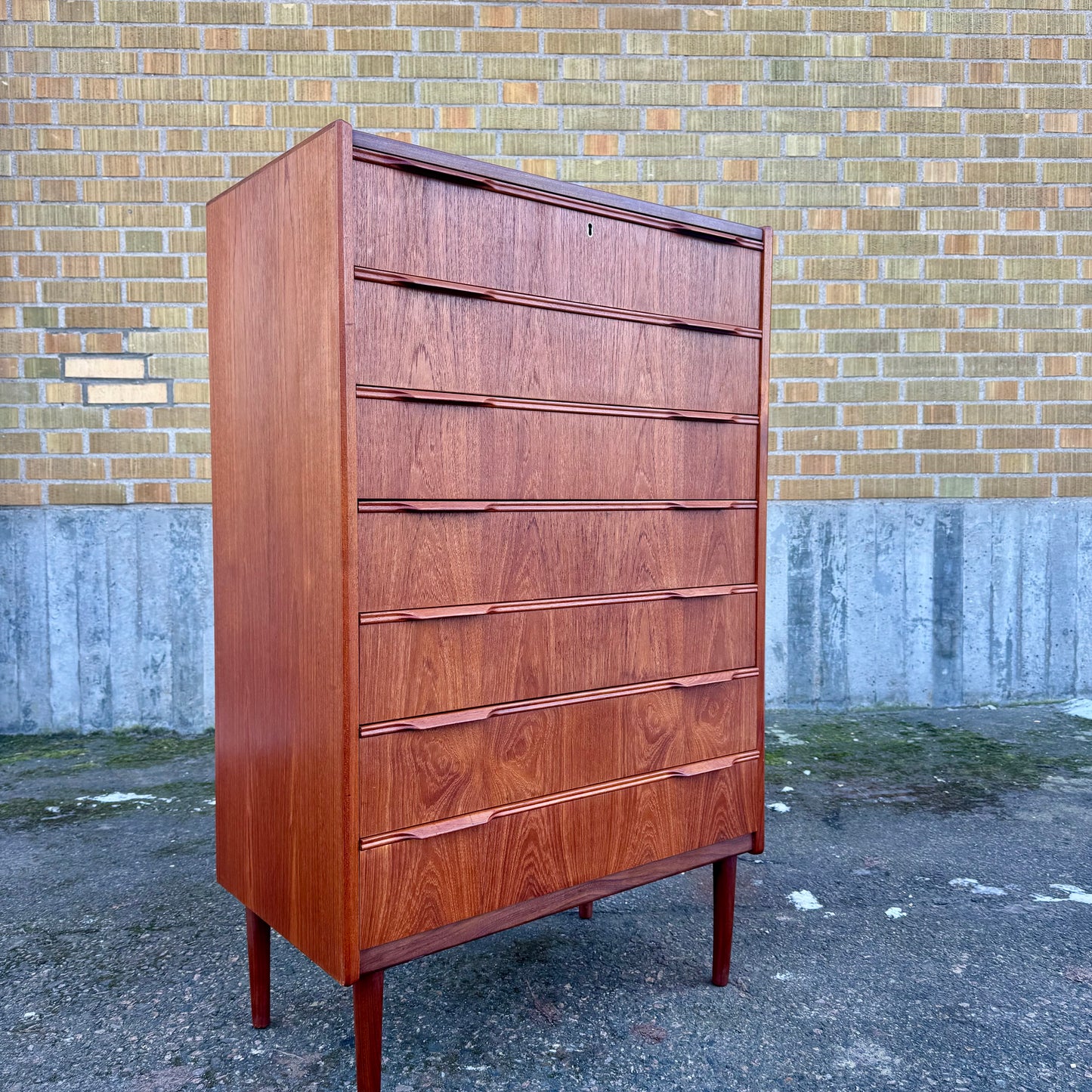 Större byrå i teak