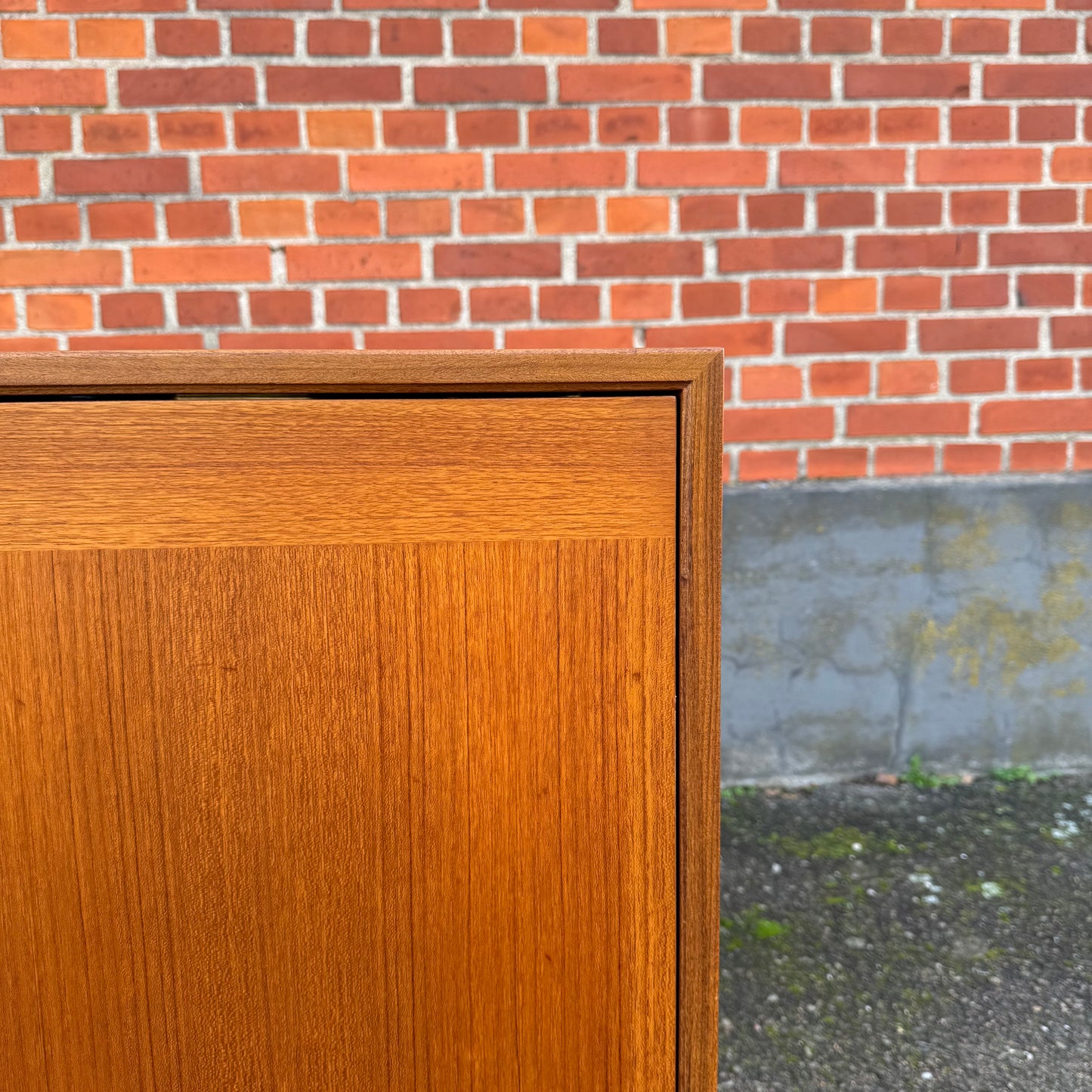 Barskåp i teak med belysning