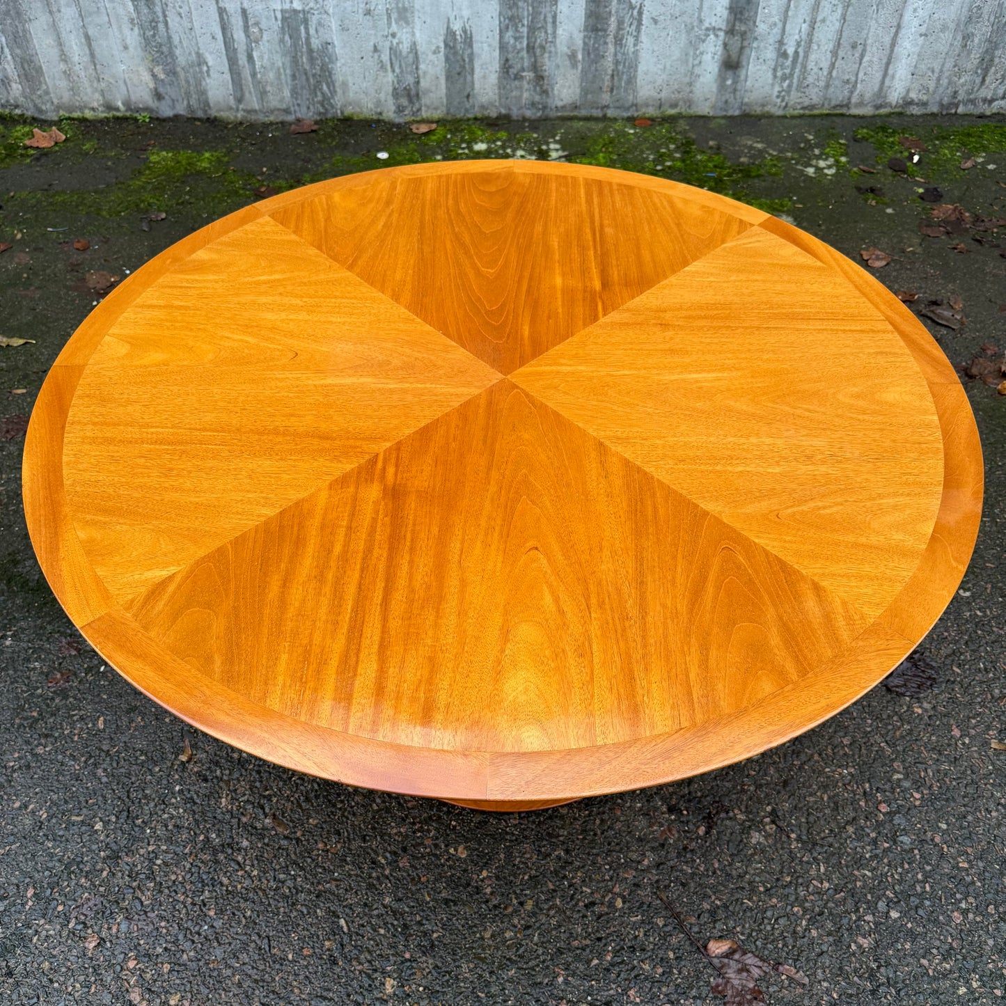 Runt matbord i valnöt