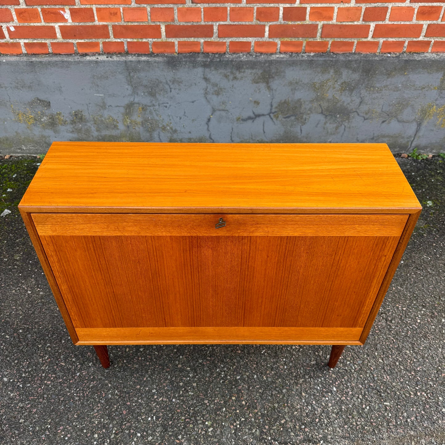 Barskåp i teak med belysning