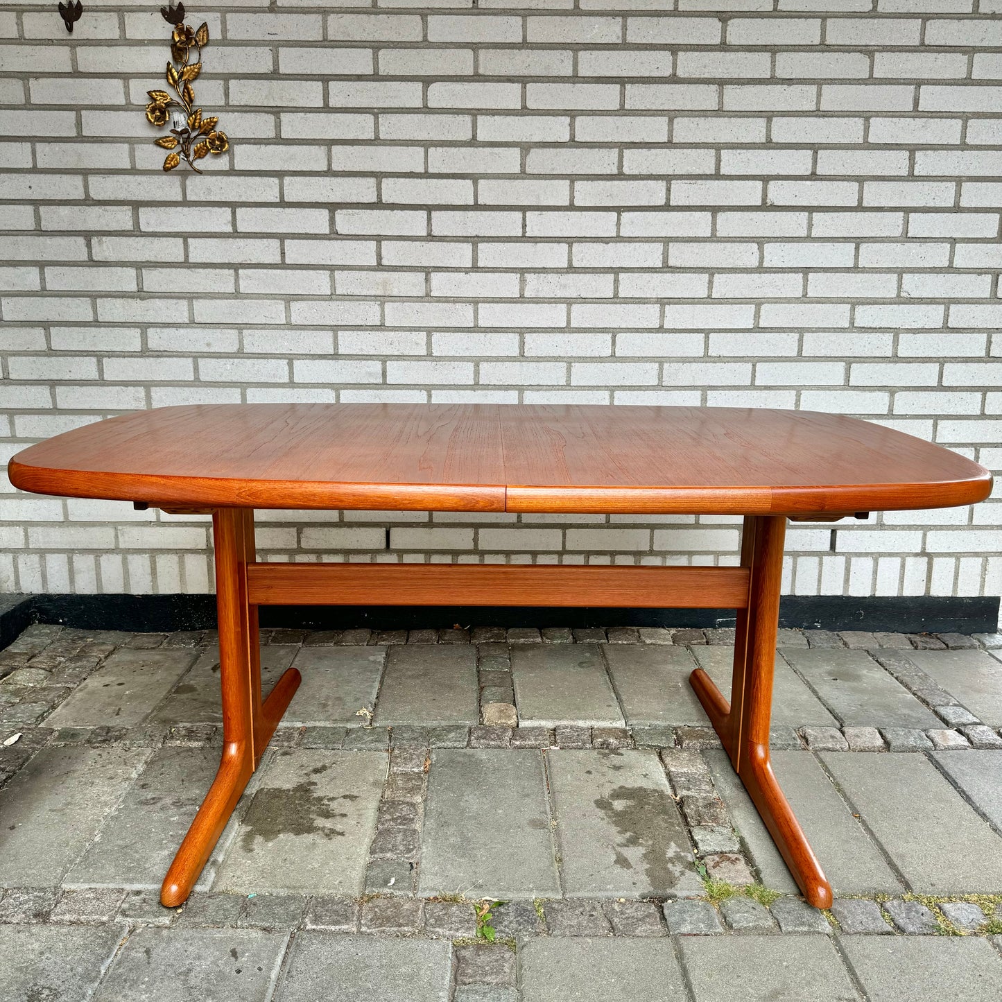 Dining table by Skovby Møbelfabrik