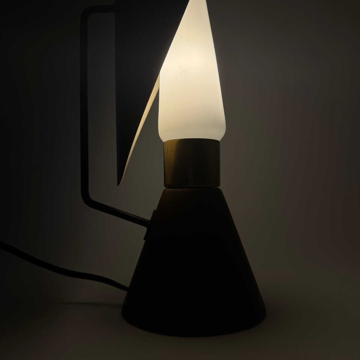 Bordslampa av Svend Aage Holm Sørensen för ASEA