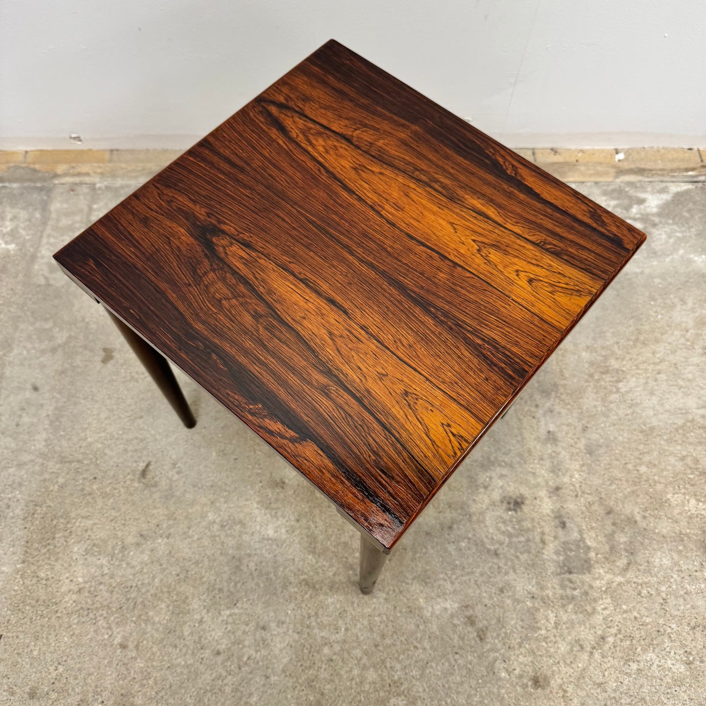 Nätt sidobord i santos rosewood